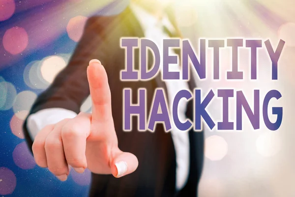 A escrever um bilhete a mostrar o "Hacking de Identidades". Foto de negócios mostrando criminoso que roubar suas informações individuais usando malware . — Fotografia de Stock