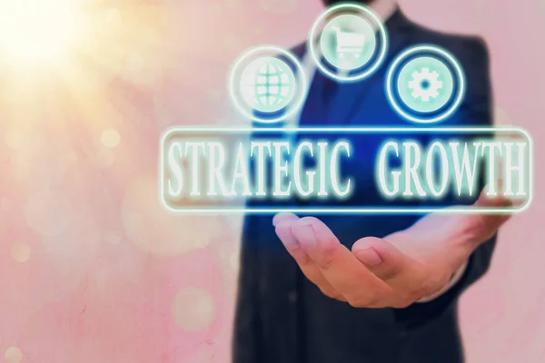 Stratégiai növekedést mutató szöveges jel. Fogalmi fotó hozzon létre tervet vagy ütemtervet, hogy növelje készletek vagy javulás. — Stock Fotó