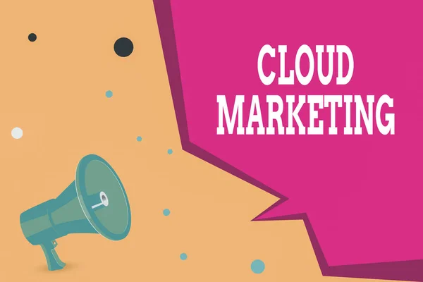 Konceptuell handskrift som visar Cloud Marketing. Business photo text Processen för en organisation att marknadsföra sina tjänster Megaphone högtalare och Blank Geometrisk form Half Speech Bubble. — Stockfoto