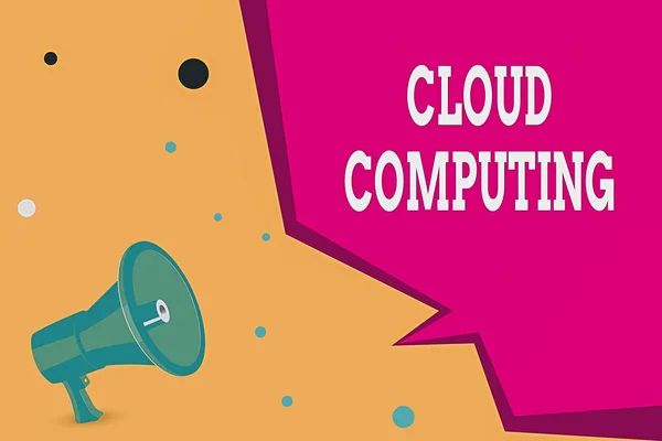 Conceptueel handschrift met Cloud Computing. Zakelijke foto tekst gebruik maken van een netwerk van externe servers gehost op het Internet Megaphone Luidspreker en Blanco Geometrische vorm Half Speech Bubble. — Stockfoto