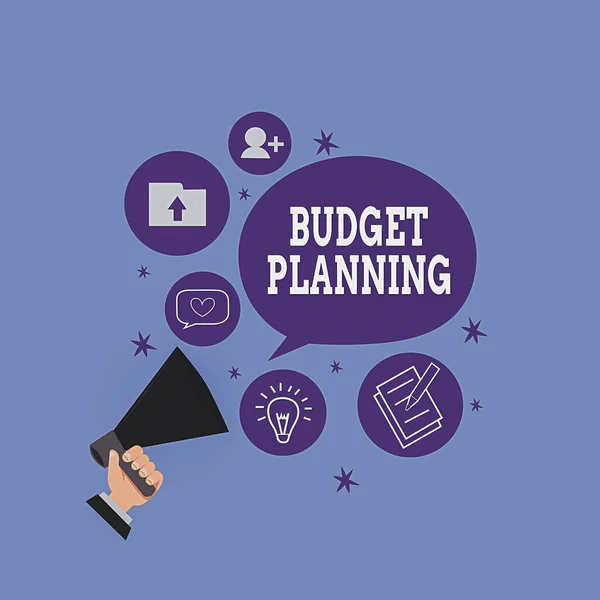 Handschrift tekst Budget Planning. Concept betekenis De schriftelijke beschrijving over huidige en toekomstige uitgaven Hu analyse Hand Holding Megaphone Talking Different Topic and Speech Bubble. — Stockfoto