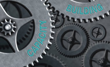 Kapasite Binası 'nı gösteren not yazılıyor. İş fotoğrafı gösterimi bireylerin iş gücü planlama becerilerini güçlendirir.