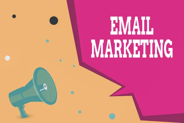 Email Marketing 를 보여 주는 콘셉트 손 글씨. Business photo text Sending a commercial message using mail Megaphone Loudspeaker and Blank Geometric shape Half Speech Bubble. — 스톡 사진