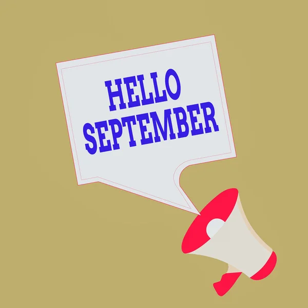 概念手写显示Hello September 。商业照片展示了爱琴手热切地想要一个热烈的欢迎来到9月份的宏峰和空白广场演讲泡泡公开告示. — 图库照片