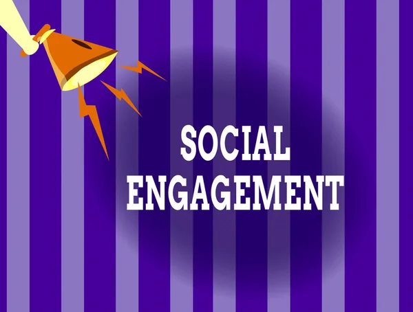 Scrittura di testi a mano Social Engagement. Significato concettuale Grado di coinvolgimento in una comunità o società online Analisi Hu Hand Holding Megafono verso il basso con icona effetto sonoro fulmine . — Foto Stock