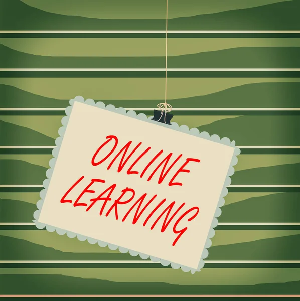 Концептуальний рукопис показує онлайн-навчання. Бізнес-фото показує Ларнінг за допомогою Інтернету і комп'ютерної марки застряг у палітурці квадратного кольору круглий кінчик. — стокове фото