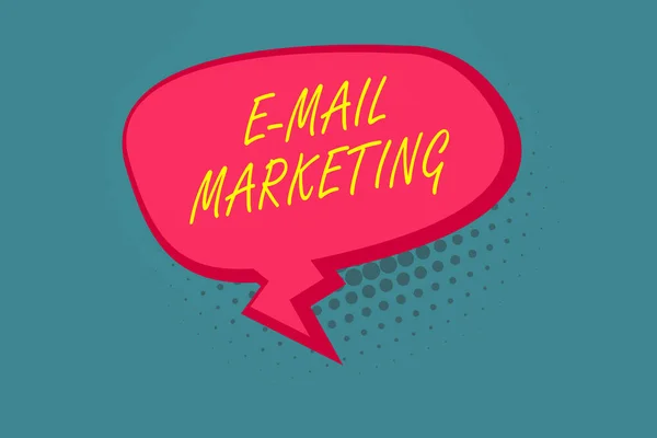 Schrijfbriefje met e-mailmarketing. Zakelijke foto showcasing Het verzenden van een commerciële boodschap aan een groep van tonen met behulp van e-mail Blank Oblong Halftone Speech Bubble Zigzag Tail en Shade. — Stockfoto