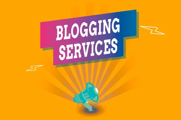 Fogalmi kézírás, amely bemutatja a Blogging Services-t. Üzleti fotó szöveg Közösségi hálózati létesítmény Informatív újságírás Megafon Lightning Burst és téglalap alakú formában árnyék. — Stock Fotó