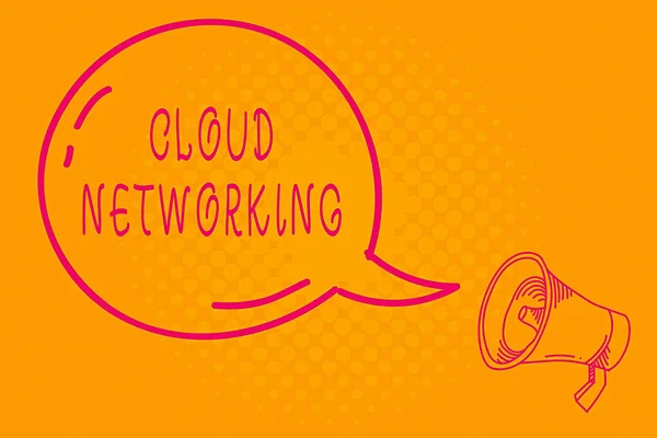 Conceptueel handschrift met Cloud Networking. Business fototekst is een term die de toegang van netwerkbronnen beschrijft Transparante Speech Bubble Shining icoon en Outline Megaphone. — Stockfoto