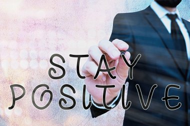 Metin işareti pozitif kal diyor. Düşünceleri canlandıran kavramsal fotoğraf iyimser ve gerçekçi ol..