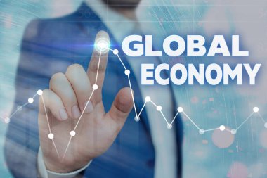 Küresel Ekonomi 'yi gösteren bir not yazıyorum. İş fotoğraflama dünya çapında endüstri ve ticaret sistemi kapitalizm.