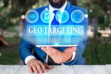 El yazısı Coğrafi Hedefleme. Konsept anlamı Digital Ads Görünümü IP Adres Adresleri Kampanyası Konumu.