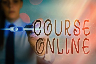 Course Online 'ı gösteren not yazılıyor. E-Learning Elektronik Eğitim Uzaktan Çalışma Dijital Sınıfı.