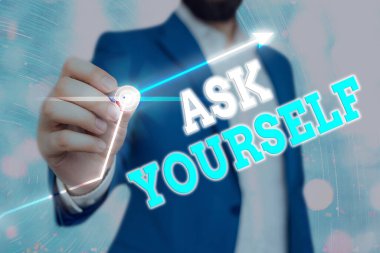 Kendine Sor 'u gösteren kavramsal el yazısı. İş fotoğrafı gösterimi Geleceği Düşünme Yaşam Hedeflerinin Anlamı ve Amacı.