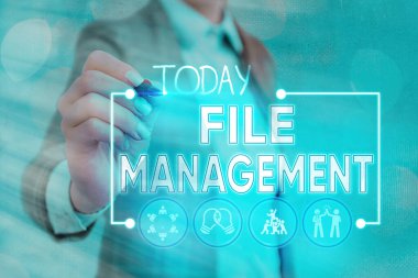 Dosya Yönetimini gösteren not yazılıyor. Verileri yönetmek için kullanıcı arayüzü sağlayan iş fotoğrafı görüntüleme bilgisayar programı.