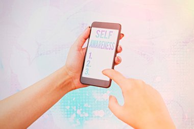 Kişisel farkındalığı gösteren metin işareti. Bir bireyin bir duruma ya da olaya karşı kavramsal bilinci.