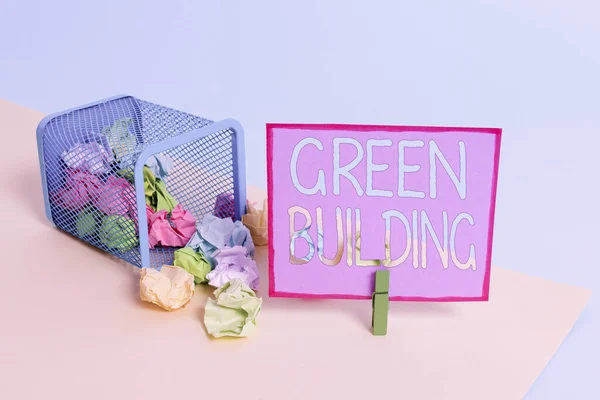Yeşil Bina 'yı gösteren kavramsal el yazısı. İş fotoğrafı metni. Çevreye duyarlı bir yapı. Sürdürülebilir çöp kutusu.. — Stok fotoğraf