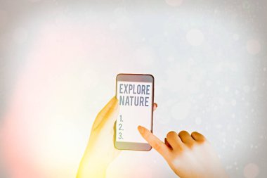 Doğa Keşfi 'ni gösteren bir not yazıyorum. İş fotoğrafı sergisi kırsal kesimi keşfetmek vahşi hayatın tadını çıkarmak.