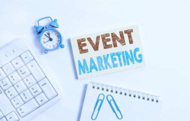 Olay Pazarlama 'yı gösteren bir not yazıyorum. İş fotoğrafı gösterimi, ürün klavyesini boş kağıt ve kalem beyaz arkaplan ile tanıtmak için geliştirme sürecini tanımlar.