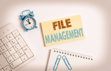 Dosya Yönetimini gösteren not yazılıyor. Veri klavyesini boş kağıt ve kalem beyazı arkaplan ile yönetmek için kullanıcı arayüzü sağlayan iş fotoğrafı görüntüleme bilgisayar programı.