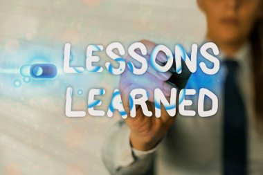 Ders Öğrenilmiş 'i gösteren bir not yazıyorum. İş fotoğrafı görüntüleme bilgisi olumlu ve olumsuz deneyimleri yansıtır.