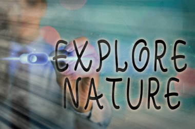 Doğa Keşfi 'ni gösteren bir not yazıyorum. Resimli İş Fotoğrafları Kampı Koruma Seferi Safari Parkı.