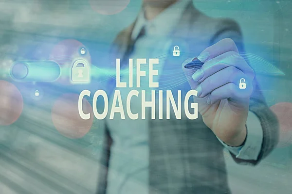 Escribiendo una nota que muestra a Life Coaching. Foto de negocios mostrando Mejorar vidas por desafíos nos alienta en nuestras carreras . —  Fotos de Stock