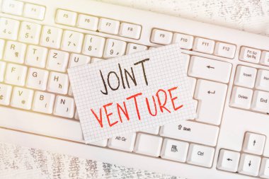 Joint Venture 'ı gösteren bir not yazıyorum. İş fotoğraflarının sergilendiği İşbirliği Partileri Ortaklık Takımı Klavye Ofisi dikdörtgen şekilli kağıt anımsatıcı ahşap.