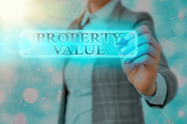 Özellik Değerini gösteren not yazılıyor. Emlak piyasasının piyasa fiyatını belirlemek için iş fotoğraflarının sergilenmesi.