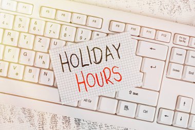 Holiday Hours 'u gösteren bir not yazıyorum. İş fotoğraflarının gösterildiği program 24 ya da 7 Yarım Gün Bugün Son Dakika Kapanış Klavye Ofisi dikdörtgen şekilli kağıt, ahşap..
