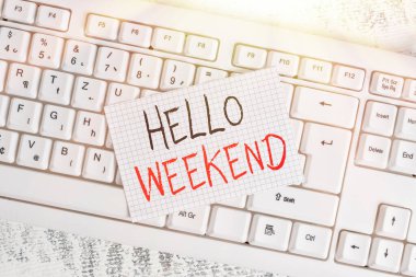 Hello Weekend 'i gösteren bir not yazıyorum. Cuma günü Kaçamak Macera 'nın fotoğraf sergisi Pozitif Rahatlama Davetiye Klavye Ofisi dikdörtgen şekilli kağıt anımsatıcı ahşap.
