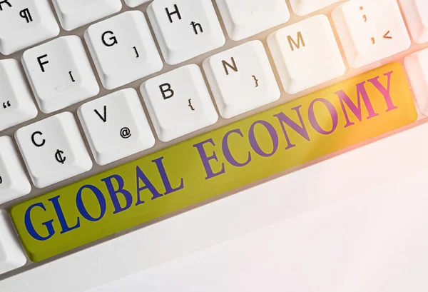 Scrittura concettuale a mano che mostra l'Economia Globale. Business photo showcase Sistema di industria e commercio in tutto il mondo Capitalismo . — Foto Stock