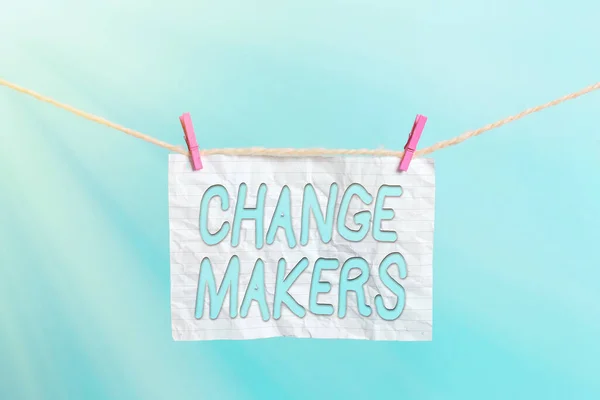 Ručně psaný text Changemakers. Koncept znamená Young Turk Influencers Acitivists Urbanization Fashion Gen X Clothesline clothespin obdélník ve tvaru papíru připomínka bílého dřeva stůl. — Stock fotografie