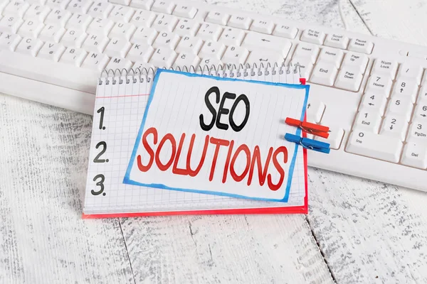 Seo Solutions 'ı gösteren bir mesaj. Kavramsal Fotoğraf Arama Motoru Sonuç Sayfası Ziyaretçileri Sıralama Defteri Kağıt Anımsatıcı Çivilenmiş sayfa beyaz klavye hafif ahşap. — Stok fotoğraf