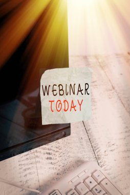 Webinar Today 'i gösteren mesaj işareti. Beyaz klavyenin yanındaki siyah bilgisayar monitörü ekranına bantlanmış farklı konum gösterimi kağıdında kavramsal fotoğraf canlı çevrimiçi eğitim sunumu.