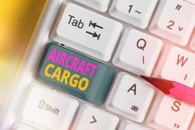Uçak Kargosunu yazan el yazısı. Konsept, nakliye araçlarının uçak yoluyla taşınması anlamına gelir..