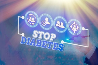 Stop Diabetes 'i gösteren bir not yazıyorum. Kan şekeri seviyesinin normal enjeksiyon insülininden daha yüksek olduğunu gösteren iş fotoğrafı..