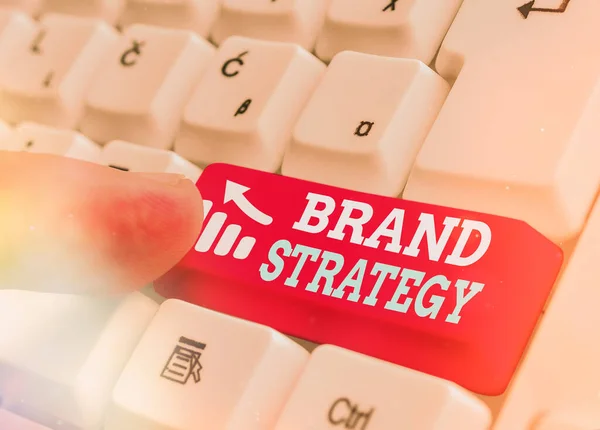 문자로 브랜드 전략 (Brand Strategy). 제품 마케팅을 위한 장기간의 마케팅 지원을 위한 비즈니스 개념. — 스톡 사진