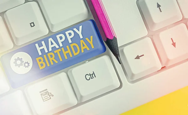 Escritura de texto a mano Feliz Cumpleaños. Concepto significado El aniversario del nacimiento de un individuo se celebra con regalos . — Foto de Stock