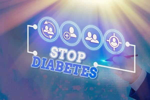 Píšu poznámku s textem Stop Diabetes. Obchodní fotografie zobrazující hladinu cukru v krvi je vyšší než normální Injekce inzulínu. — Stock fotografie
