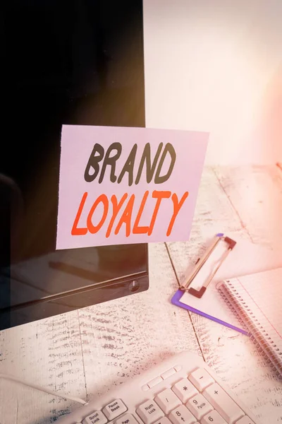 Woord schrijven tekst Brand Loyalty. Business concept voor Repeat Purchase Ambassador Patronage Favoriete Trusted Note-papier op zwart computerscherm in de buurt van toetsenbord en stationair. — Stockfoto