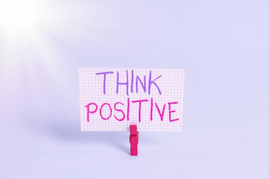 Beyin Pozitif 'i gösteren kavramsal el yazısı. İş fotoğrafı gösterimi Pozitif ya da iyimser tavır eğilimi Renkli çamaşır iğnesi dikdörtgeni şekilli kağıt mavi arkaplan.