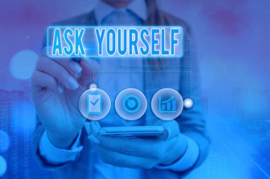 Kendine Sor 'u gösteren bir not yazıyorum. İş fotoğrafı gösterimi Geleceği Düşünme Yaşam Hedeflerinin Anlamı ve Amacı.