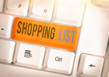 Alışveriş Listesini gösteren bir not yazıyorum. Satın Almak İçin Temel Ögelere Disiplin Gösteren İş Fotoğrafı.