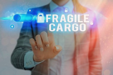 Kelime yazma metni Kırılgan Kargo. Dikkat köpüğü ile Kırılabilir Tutma İş Konsepti Cam Zararlı Ürünler.