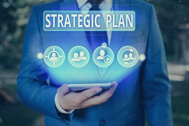 Stratejik Planı gösteren bir not yazıyorum. İş fotoğrafı gösterimi strateji tanımlama ve karar verme süreci.
