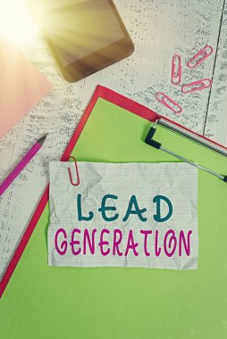 Kurşun Üretimi gösteren metin işareti. Tüketici ilgisinin kavramsal fotoğraf başlatılması veya ürünlere soruşturma başlatılması Pano kağıdı akıllı telefon notu not defterleri ahşap arkaplan.