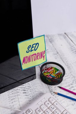 Seo Monitoring 'i gösteren kavramsal el yazısı. İş fotoğrafı görüntüleme Platform Not kağıdında yapılan stratejinin ilerlemesini klavye durağanlığının yanındaki siyah ekrana yapıştırma.