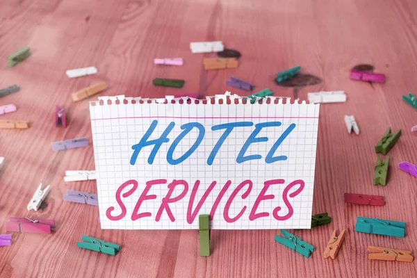 Signo de texto que muestra los servicios del hotel. Foto conceptual Instalaciones Facilidades de un alojamiento y alojamiento . — Foto de Stock