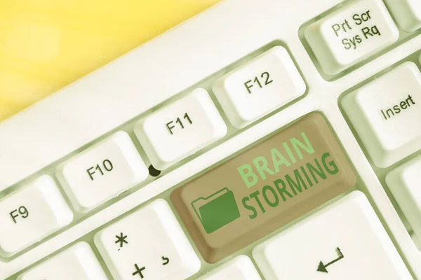 Levelet írok, amin Brain Storming látható. Business photo showcasing A kreatív gondolkodás ösztönzése Új ötletek kidolgozása Discussion. — Stock Fotó